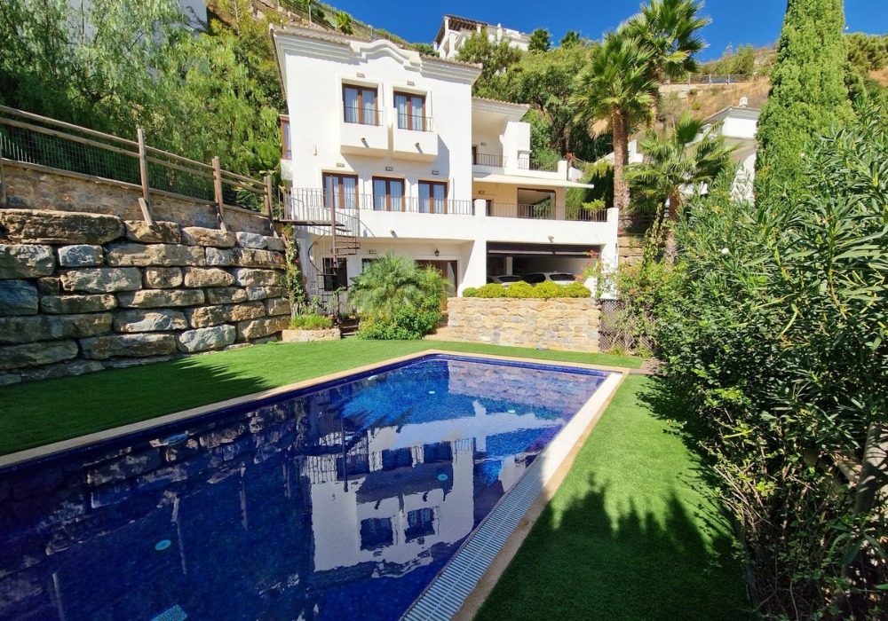 Beautiful villa in a gated complex in Benahavis, Marbella!